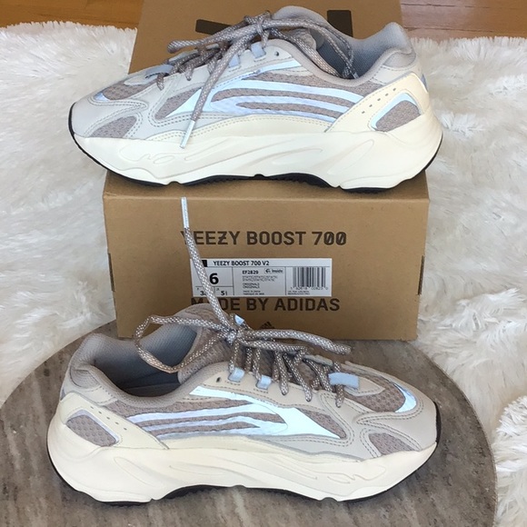 YEEZY BOOST 700 V2 SNEAKERS MADE BY ADIDAS - Picture 9 of 13